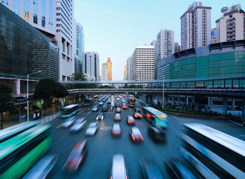 City Driving Tips for Handling Heavy Traffic With Confidence